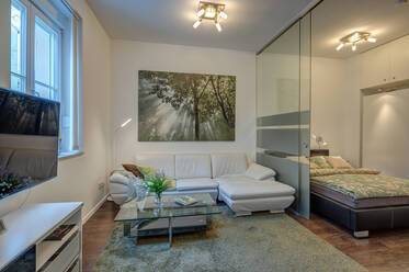 Moderne Eleganz: Apartment mit glasabgetrenntem Schlafbereich