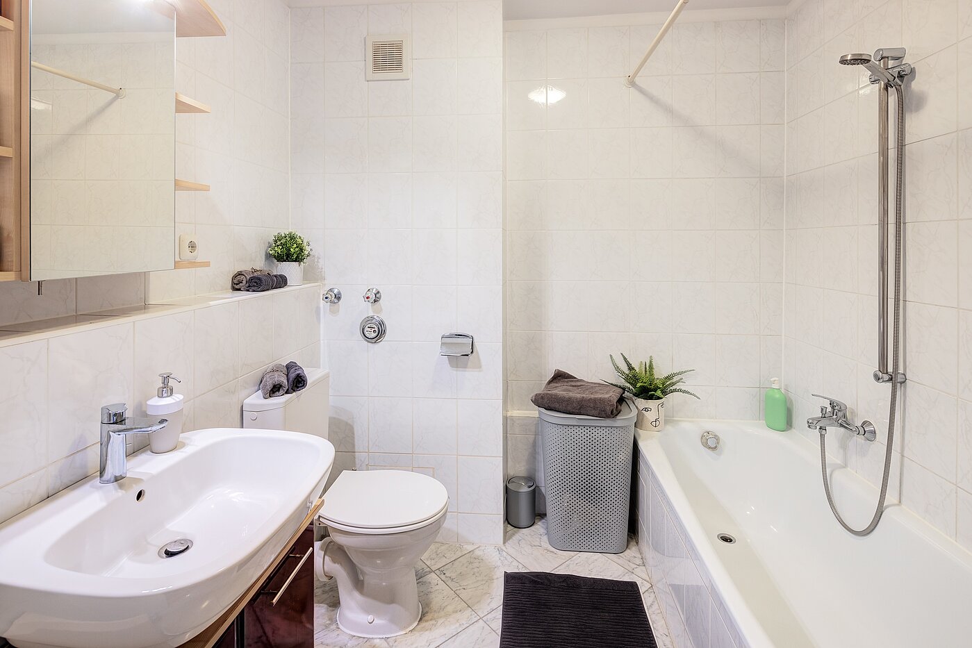 Etagenwohnung mit 2 Zimmern | 70206 | Bad mit Badewanne