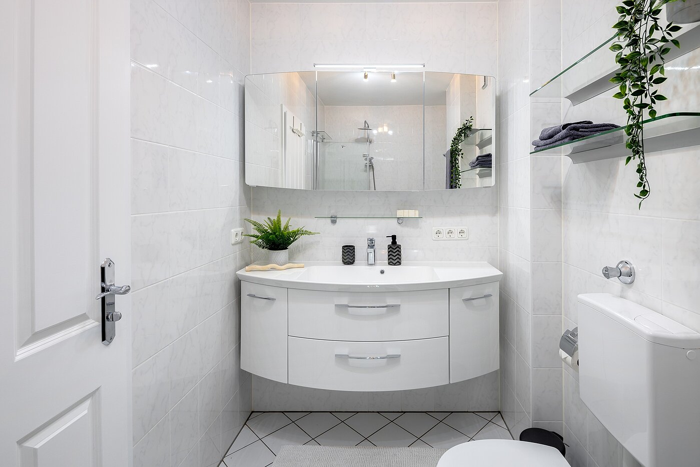 Etagenwohnung mit 3 Zimmern | München-Obergiesing | 70028 | ...neuem Waschtisch, Badewanne...