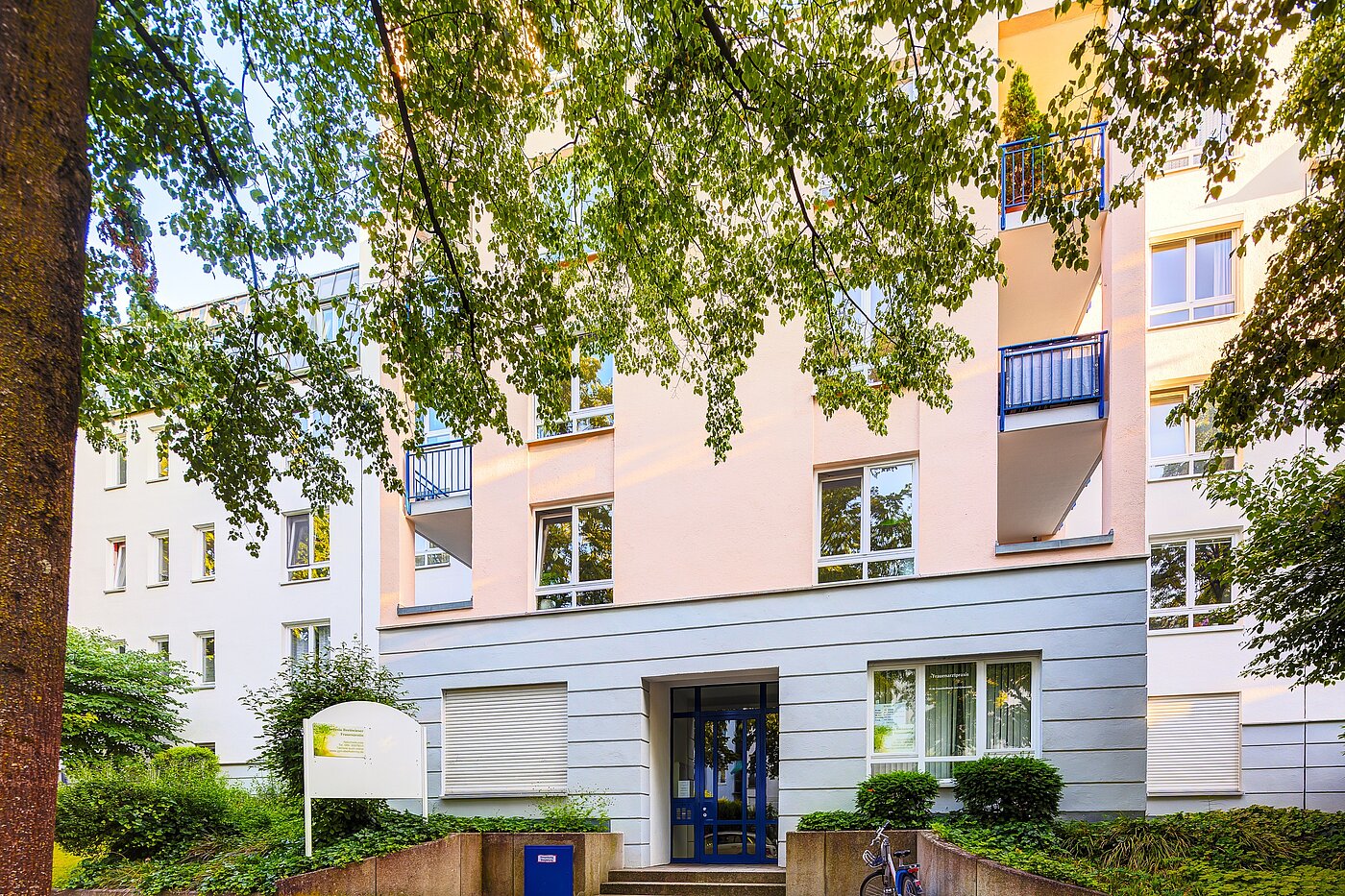 Etagenwohnung mit 3 Zimmern | München-Oberföhring | 70246 | Ansicht von der Straße aus