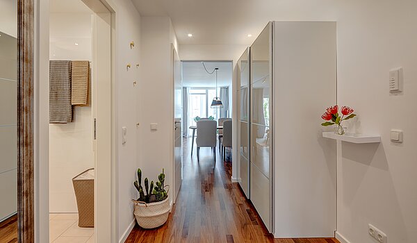 Etagenwohnung mit 2 Zimmern | München-Schwabing | 70434 | Flur mit "verstecktem"...