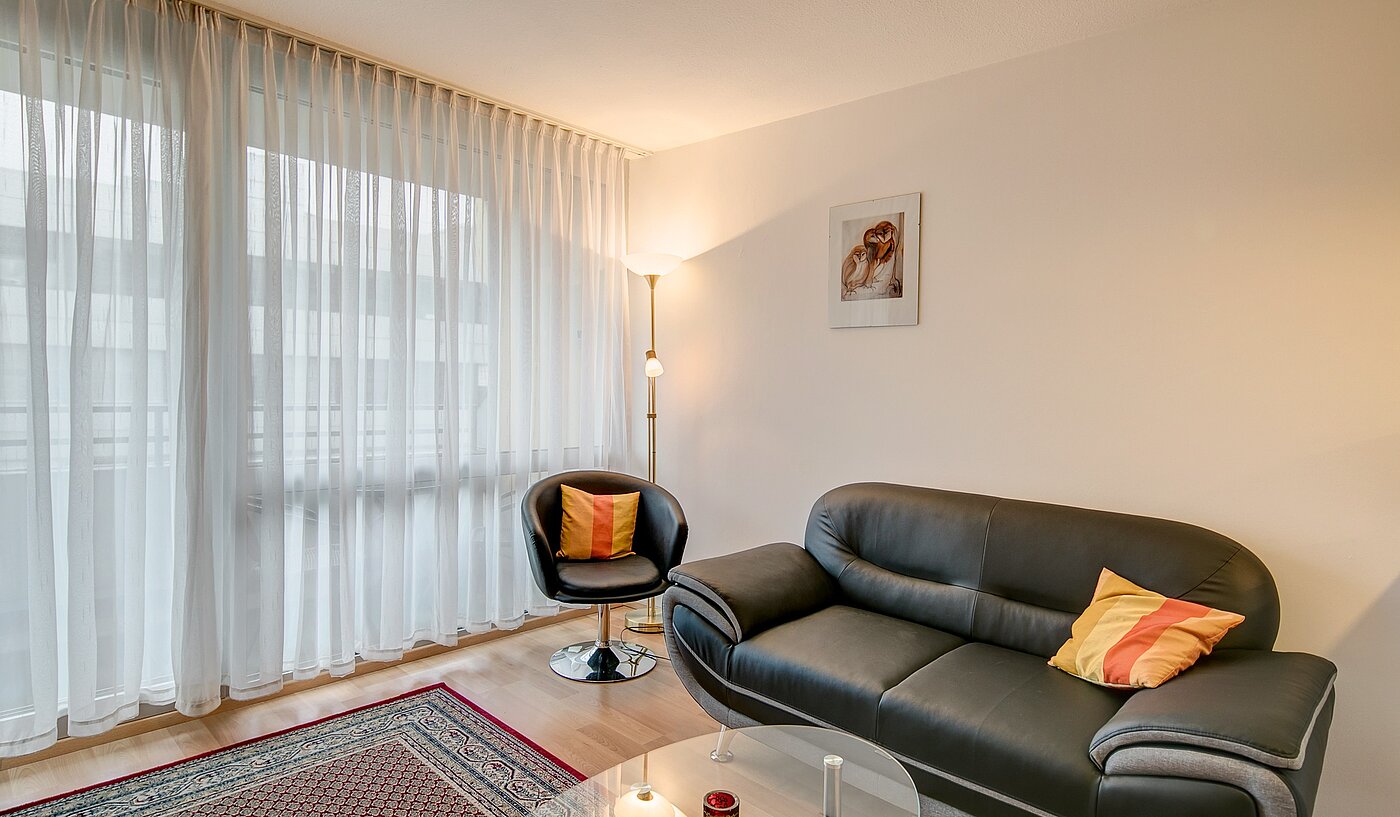 Etagenwohnung mit 1 Zimmer | München-Berg am Laim | 2207ML6 | ...mit gemütlicher Couch...