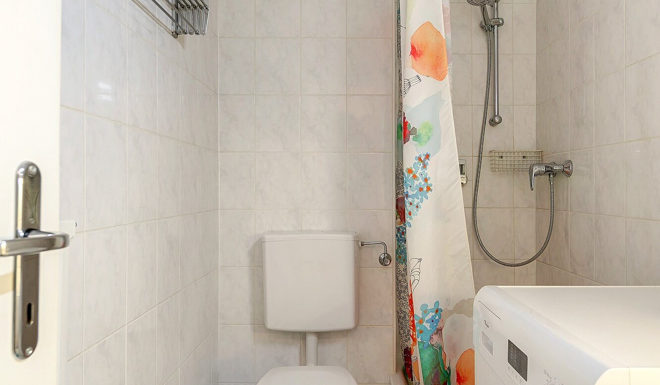 Erdgeschosswohnung mit 1 Zimmer | München-Nymphenburg | 2203ML1 | Duschbad mit Waschtrockner