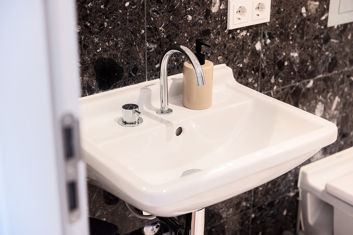 Etagenwohnung mit 2 Zimmern | München-Schwabing | 70195 | ...Sanitärausstattung...