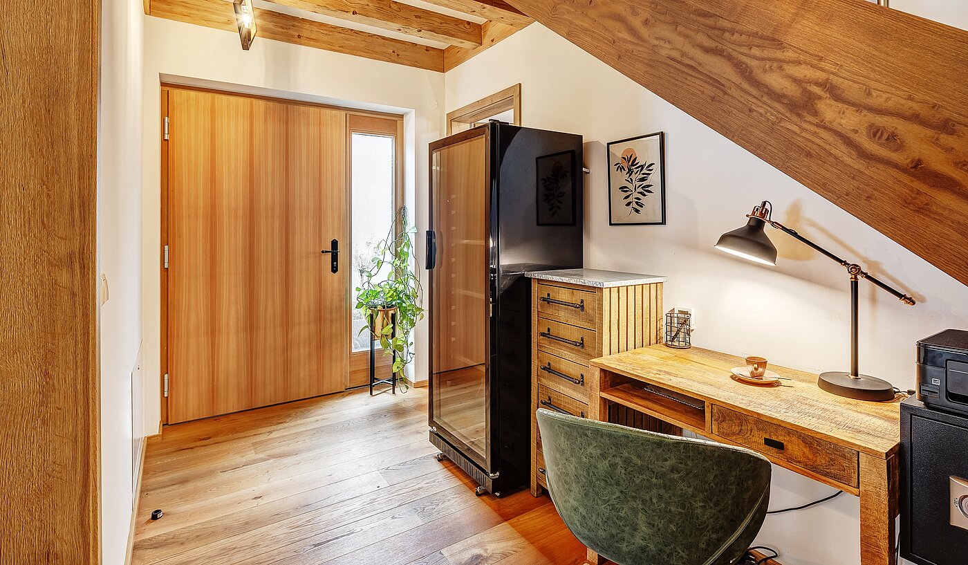 Etagenwohnung mit 6 Zimmern | 70095 | Eingangsbereich mit Arbeitsplatz