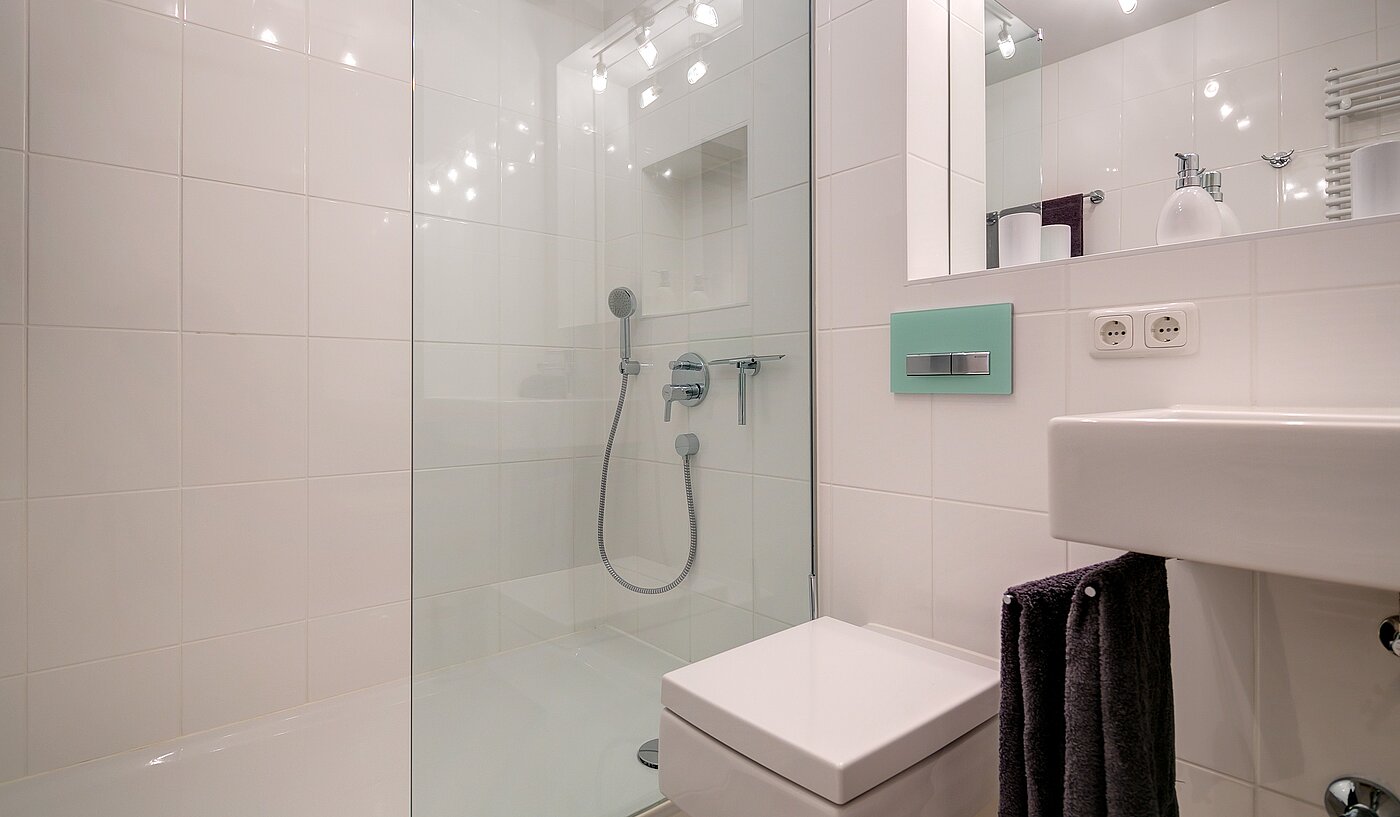 Etagenwohnung mit 2 Zimmern | München-Schwabing | 70096 | Badezimmer mit Dusche