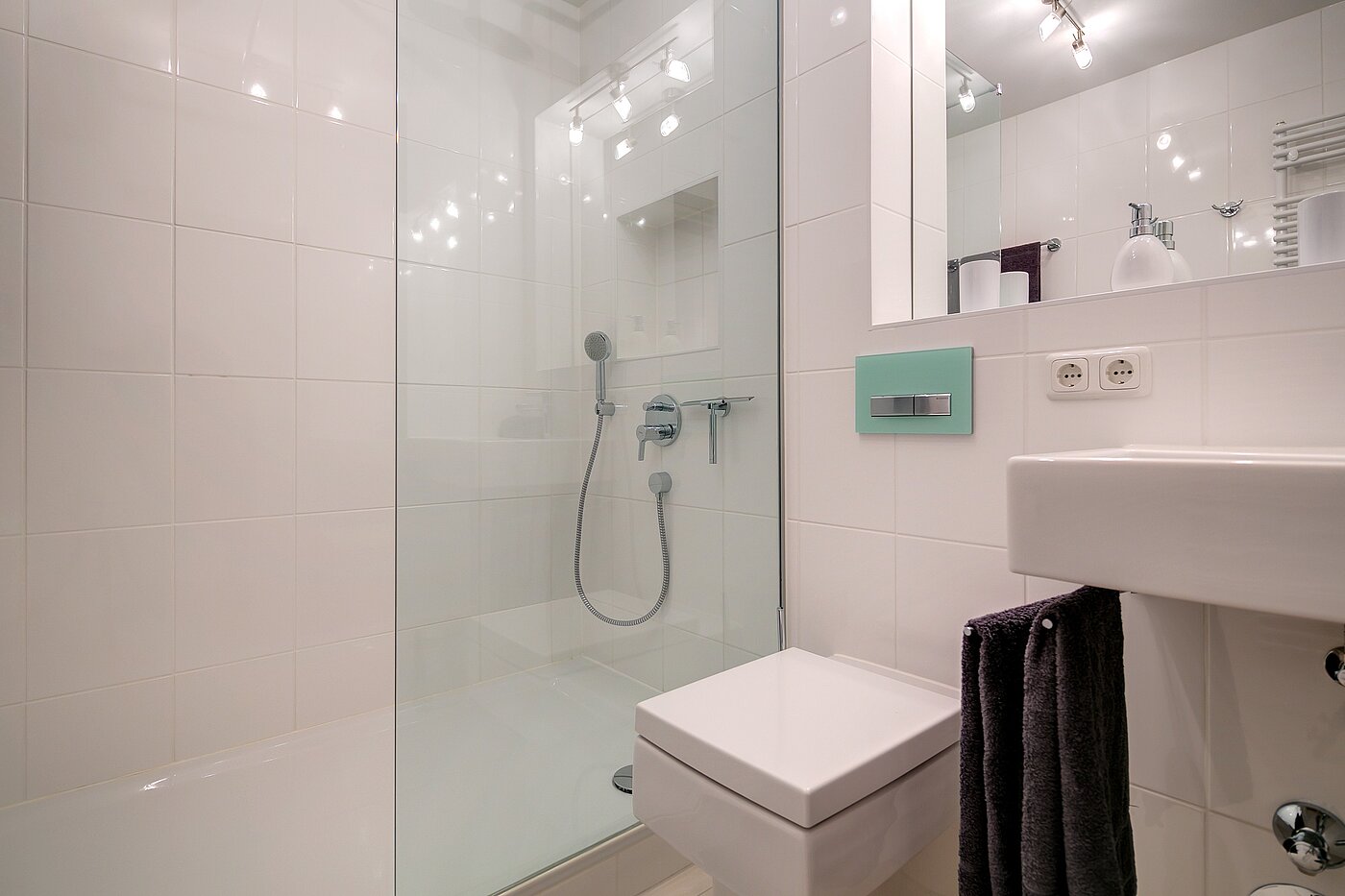 Etagenwohnung mit 2 Zimmern | München-Schwabing | 70096 | Badezimmer mit Dusche