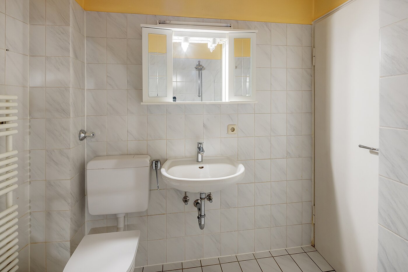 Etagenwohnung mit 2 Zimmern | 70075 | Bad mit...