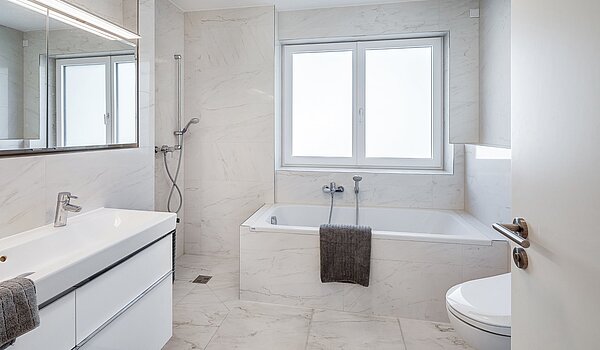 Doppelhaushälfte mit 6 Zimmern | München-Pasing | 2007ML5 | Masterbad mit Dusche u. Wanne