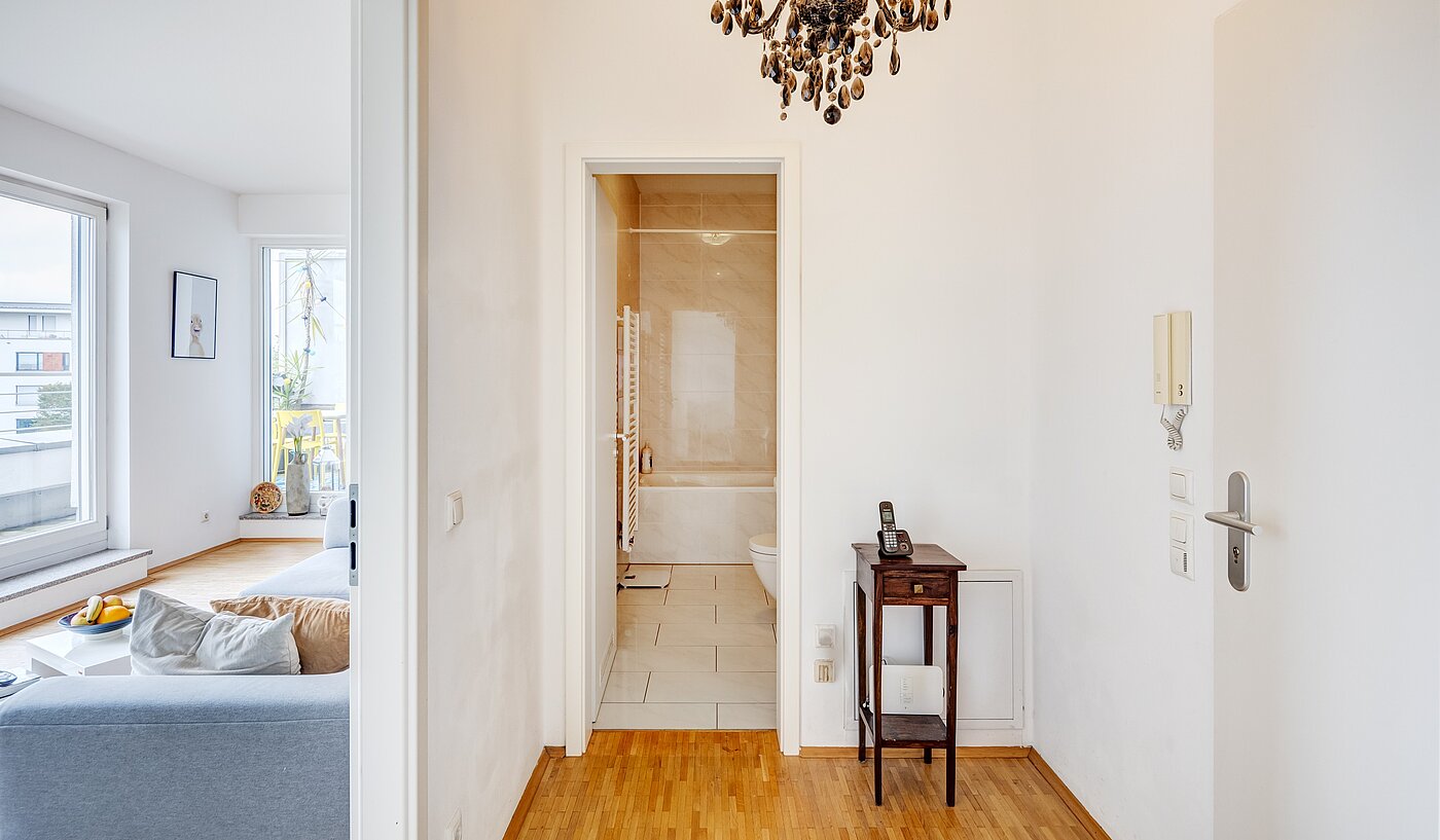 Etagenwohnung mit 2 Zimmern | München-Schwabing | 70153 | ...und Blickrichtung Wohnzimmer und Bad