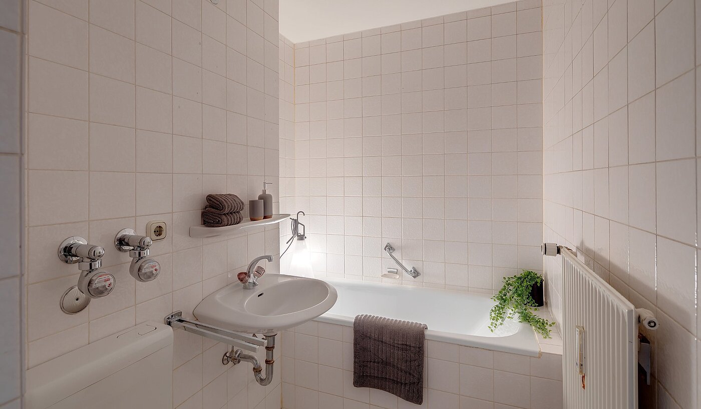 Etagenwohnung mit 2 Zimmern | München-Oberföhring | 2002ML7 | ...Bad mit Badewanne