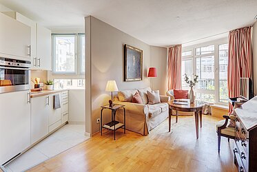 Maxvorstadt: Charmante Split-Level-Wohnung mit Balkon und Tiefgaragenstellplatz in Bestlage -frei