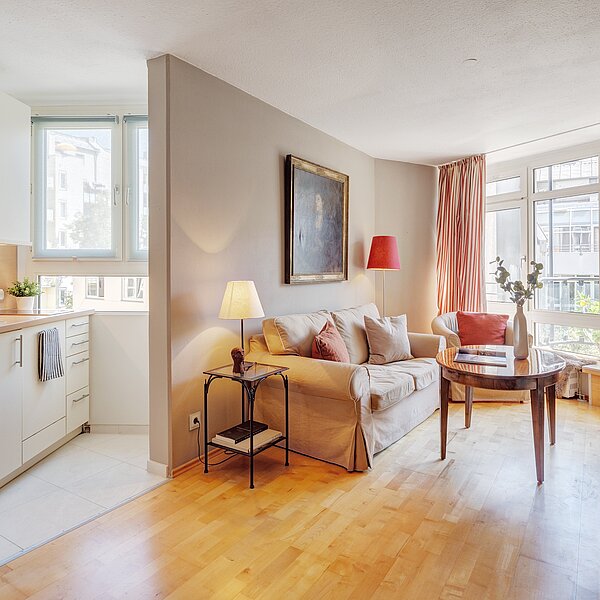 Maxvorstadt: Charmante Split-Level-Wohnung mit Balkon in Bestlage -frei