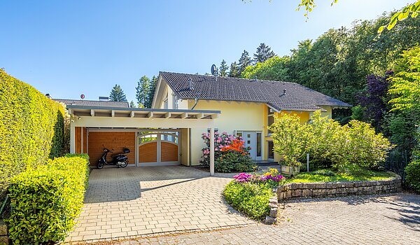 Einfamilienhaus mit 5 Zimmern | Icking | 70438 | Hausansicht mit Carport