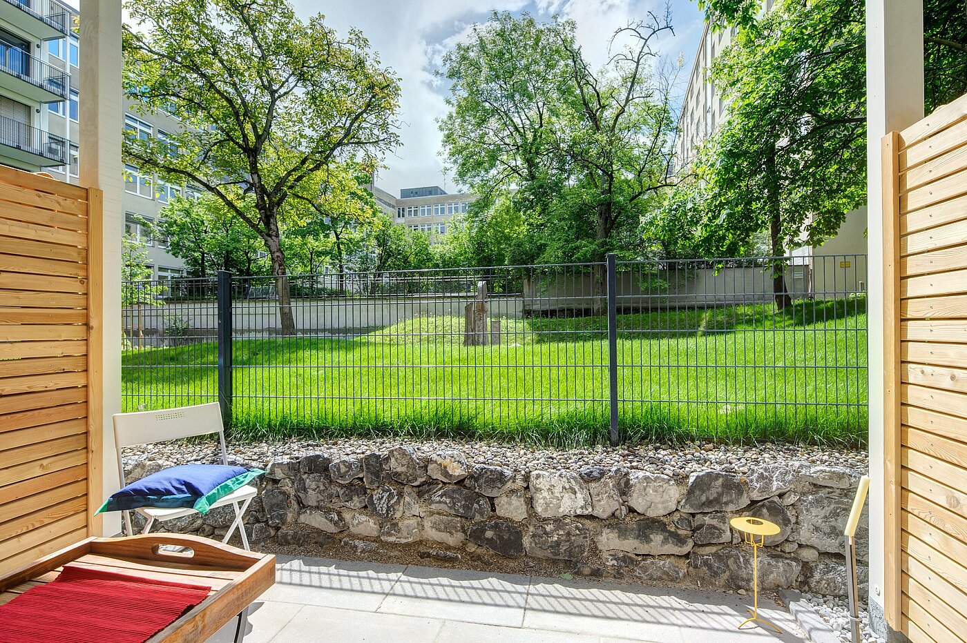Erdgeschosswohnung mit 1 Zimmer | München-Bogenhausen | 2301ML3 | Terrasse mit Ausblick im Sommer