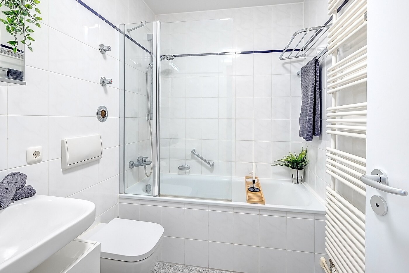 Etagenwohnung mit 2 Zimmern | München-Maxvorstadt | 70001 | Weißes Wannenbad