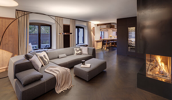 Besondere Immobilie mit 15 Zimmern | Bad Wiessee | 701592 | Chalet I Wohnzimmer mit Kamin