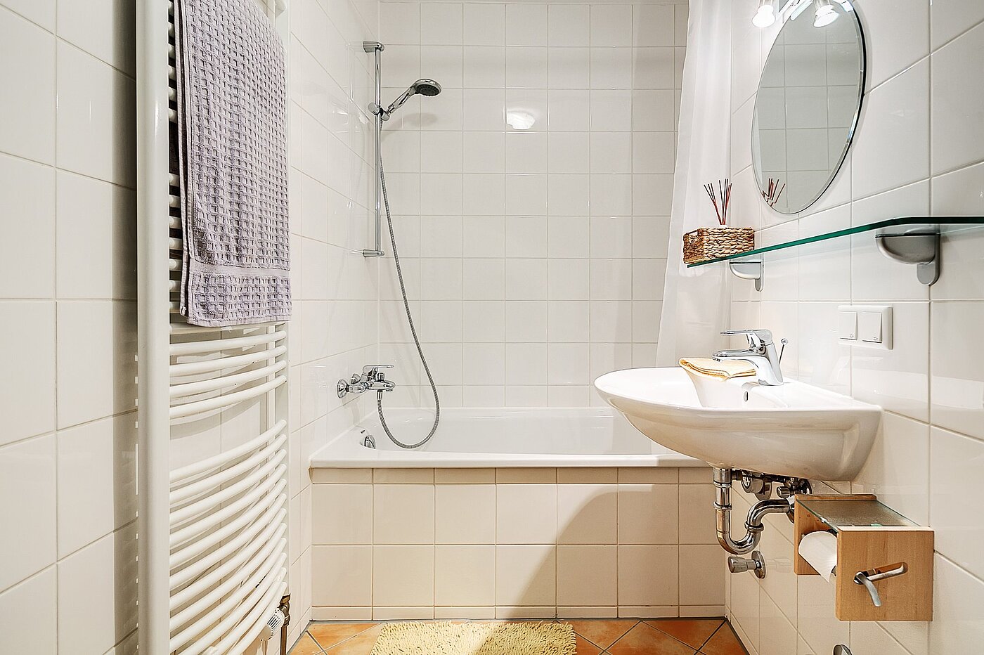 Erdgeschosswohnung mit 1.5 Zimmern | München-Ramersdorf | 2004ML6 | Badezimmer mit Wanne ...