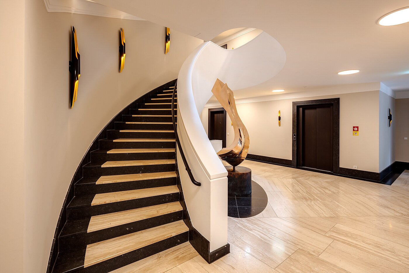Etagenwohnung mit 3 Zimmern | 70046 | Geschwungene Natursteintreppe