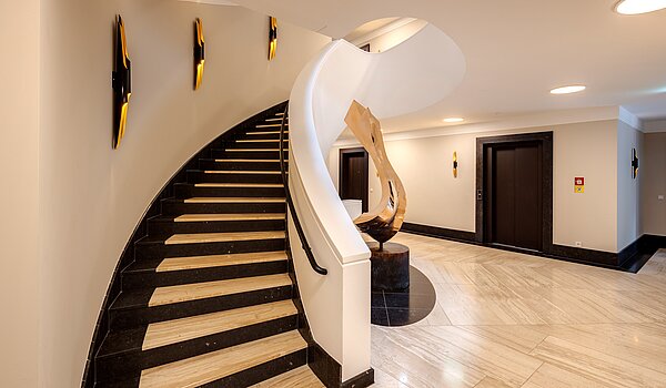 Etagenwohnung mit 3 Zimmern | 70046 | Geschwungene Natursteintreppe
