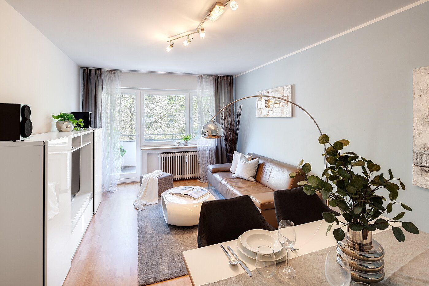 Etagenwohnung mit 2 Zimmern | München-Schwabing | 70013 | Wohnzimmer mit Zugang zum Balkon...