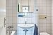 Etagenwohnung mit 2 Zimmern | München-Sendling-Westpark | 2010ML9 | Weiß gefliestes Badezimmer... | Thumbnail