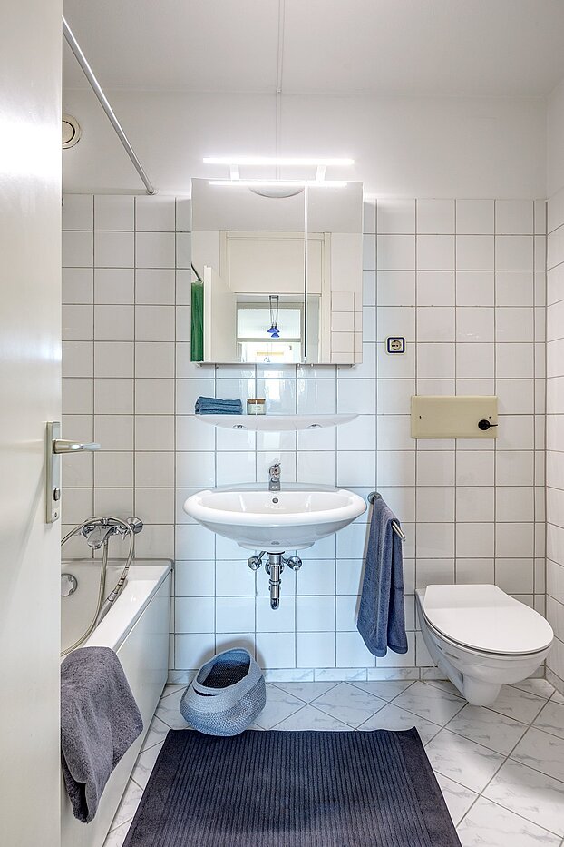 Etagenwohnung mit 2 Zimmern | München-Sendling-Westpark | 2010ML9 | Weiß gefliestes Badezimmer...