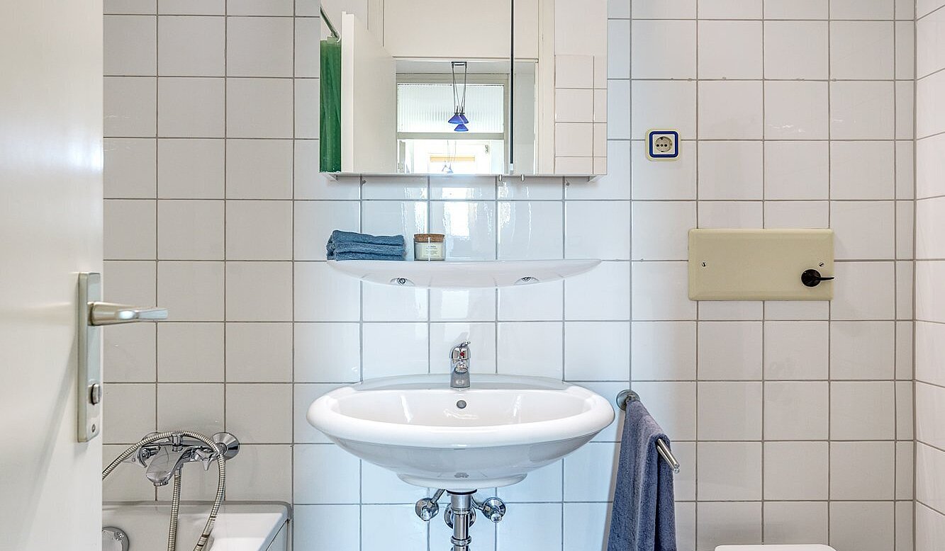 Etagenwohnung mit 2 Zimmern | München-Sendling-Westpark | 2010ML9 | Weiß gefliestes Badezimmer...