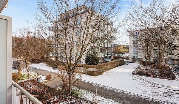 Etagenwohnung mit 2 Zimmern | München-Bogenhausen | 70396 | Blick vom Balkon...