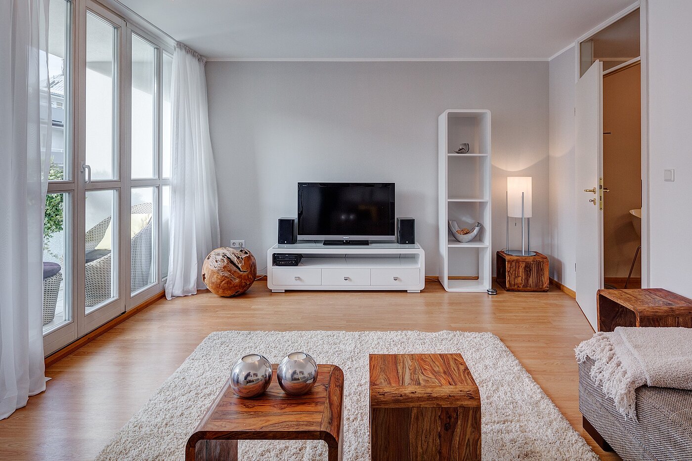 Etagenwohnung mit 2 Zimmern | München-Schwabing | 70102 | ...mit großer Fensterfront