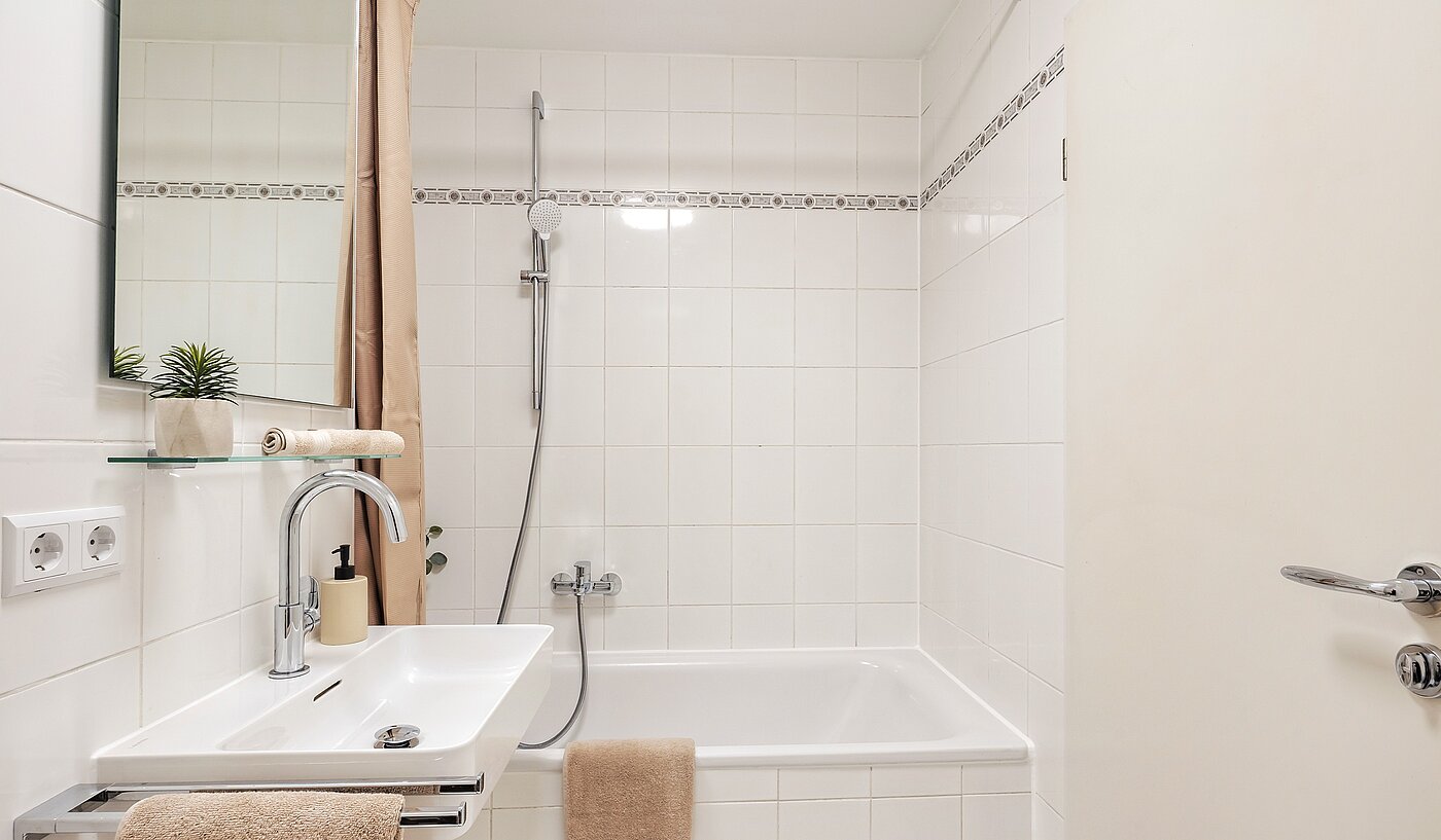 Etagenwohnung mit 2 Zimmern | München-Laim | 70226 | Badewannenbad mit...