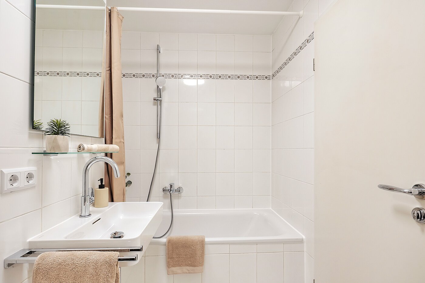 Etagenwohnung mit 2 Zimmern | München-Laim | 70226 | Badewannenbad mit...