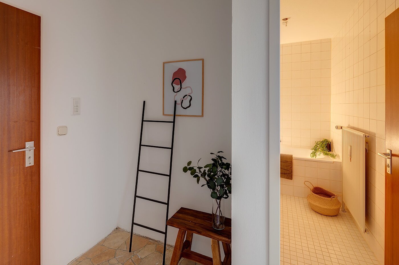 Etagenwohnung mit 2 Zimmern | 2002ML7 | Diele mit Zugang zum...