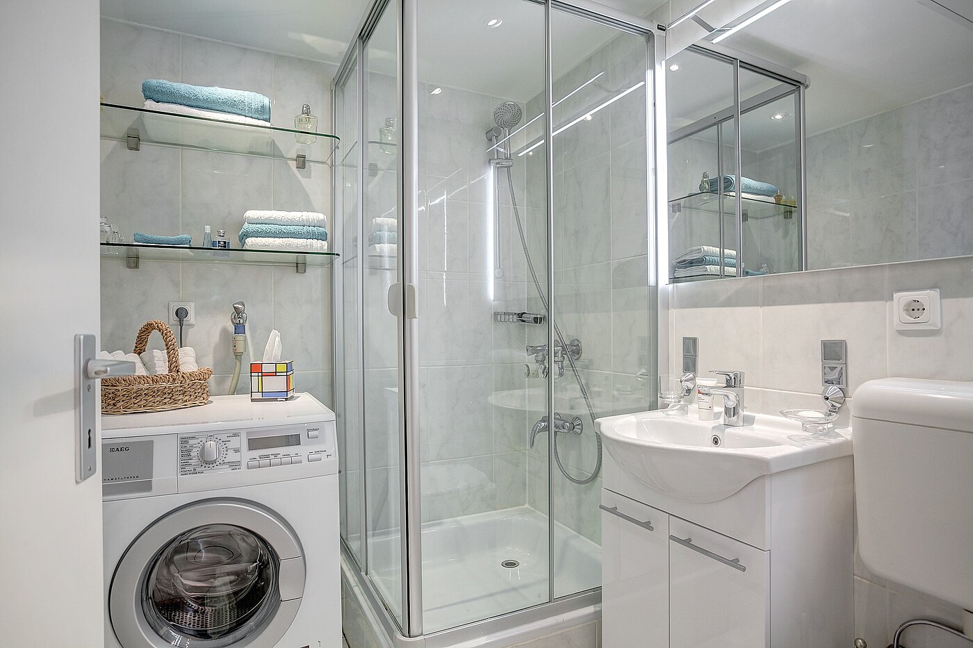 Etagenwohnung mit 1 Zimmer | München-Moosach | 70092 | Duschbad mit Waschtrockner