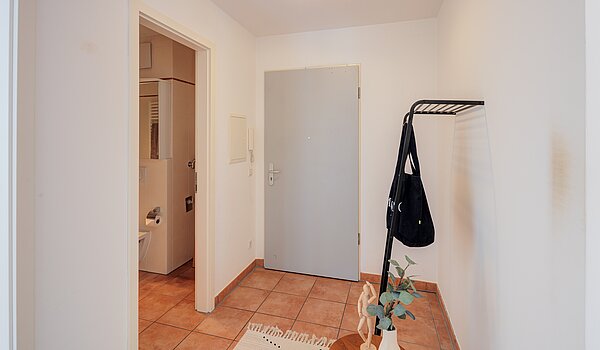 Etagenwohnung mit 2 Zimmern | München-Bogenhausen | 70396 | Flur mit Platz...