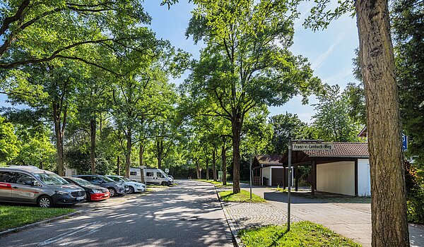 Etagenwohnung mit 2 Zimmern | Poing | 70373 | Parkplatz