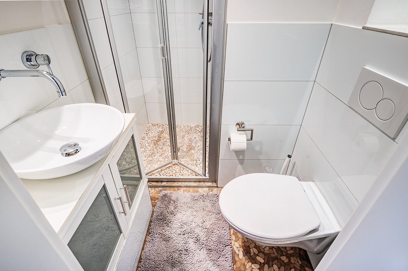 Erdgeschosswohnung mit 4 Zimmern | München-Neuhausen | 70471 | Weiß gefliestes Bad...