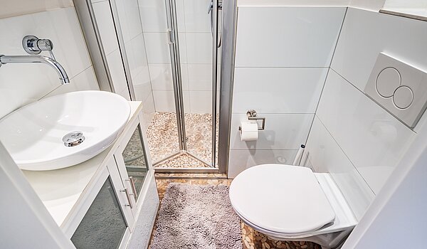 Erdgeschosswohnung mit 4 Zimmern | München-Neuhausen | 70471 | Weiß gefliestes Bad...
