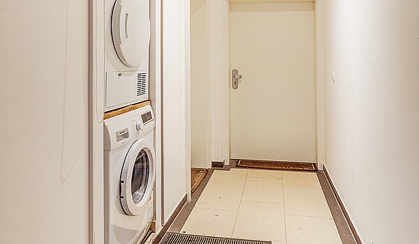 Erdgeschosswohnung mit 4 Zimmern | München-Neuhausen | 70471 | Gemeinschaftsflur Blickrichtung Eingang