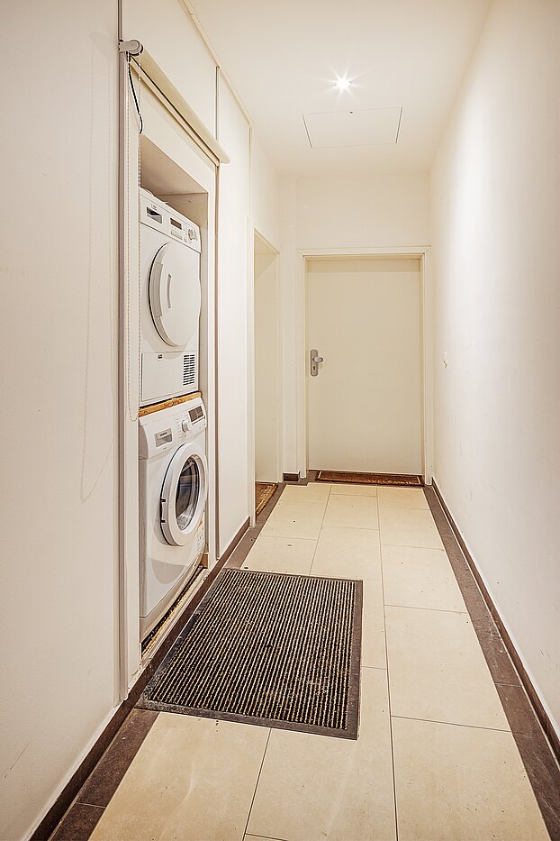 Erdgeschosswohnung mit 4 Zimmern | München-Neuhausen | 70471 | Gemeinschaftsflur Blickrichtung Eingang