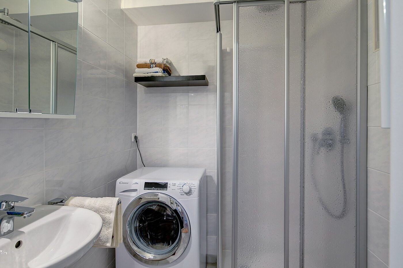 Etagenwohnung mit 1 Zimmer | München-Berg am Laim | 2301ML4 | Weiß gefliestes Bad...