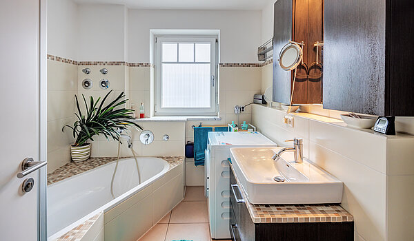 Etagenwohnung mit 3.5 Zimmern | Bad Aibling | 70442 | Badezimmer...