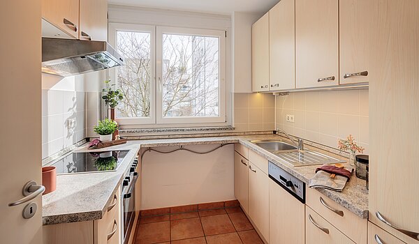 Etagenwohnung mit 2 Zimmern | München-Bogenhausen | 70396 | Küche mit Fenster...