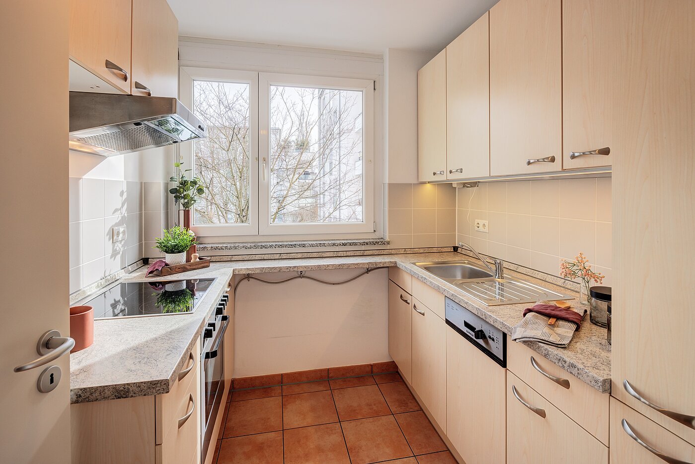 Etagenwohnung mit 2 Zimmern | München-Bogenhausen | 70396 | Küche mit Fenster...
