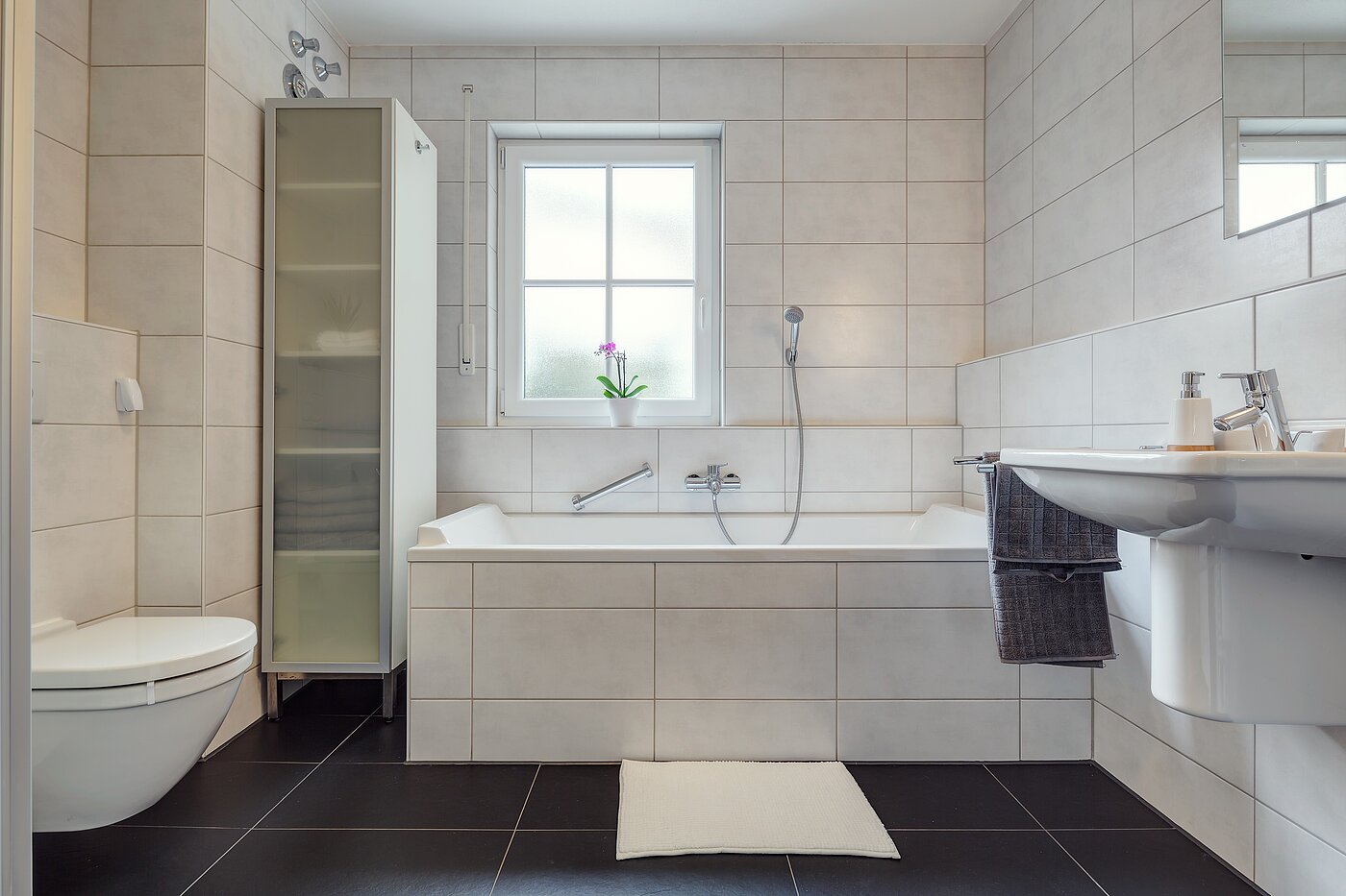 Etagenwohnung mit 4 Zimmern | München-Forstenried | 2209ML6 | Helles Bad mit Wanne...