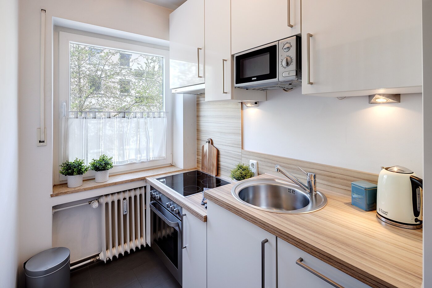 Etagenwohnung mit 2 Zimmern | München-Schwabing | 70013 | Kleine Küche mit Fenster...