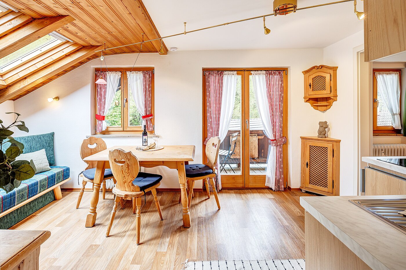 Dachgeschosswohnung mit 2 Zimmern | Bad Wiessee | 70017 | Eingang zur Wohnung