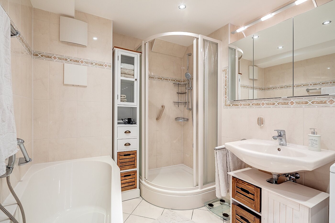 Etagenwohnung mit 2.5 Zimmern | München-Moosach | 2012ML4 | Helles Bad mit Dusche