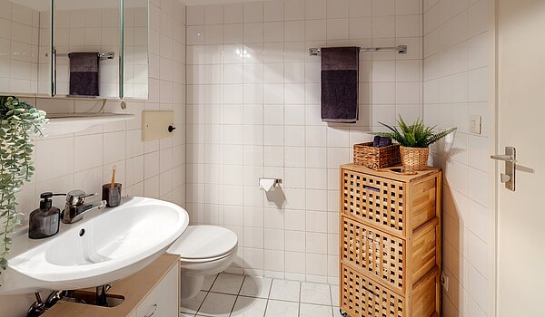 Etagenwohnung mit 2 Zimmern | München-Sendling-Westpark | 2204ML2 | Weiß gefliestes Bad...