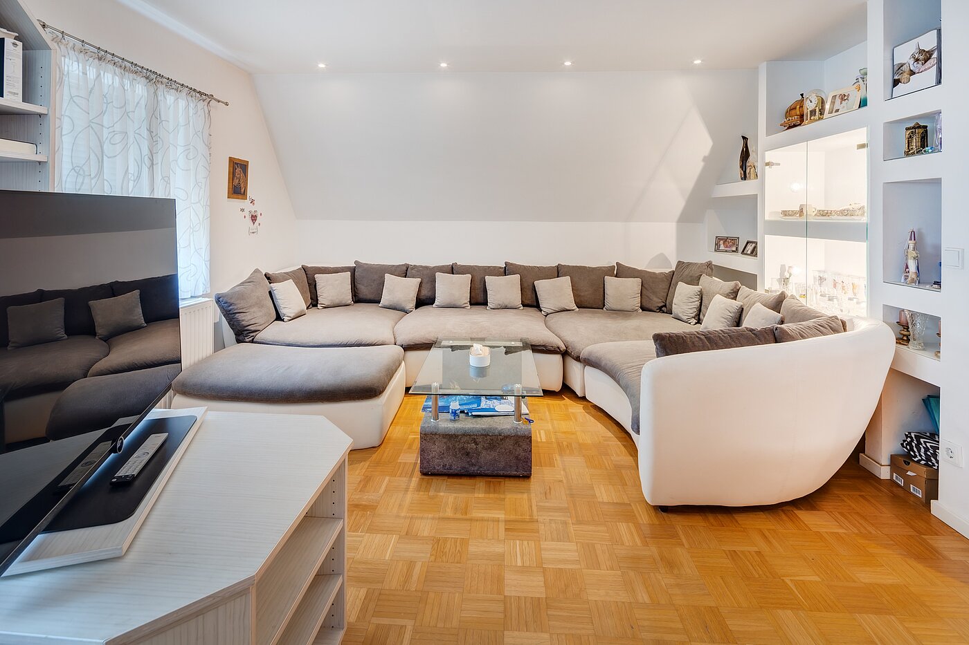 Einfamilienhaus mit 8 Zimmern | 70229 | Wohnzimmer...